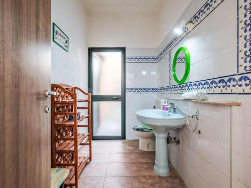 Ένα μπάνιο στο Holiday Home del Mare dipinto by Interhome