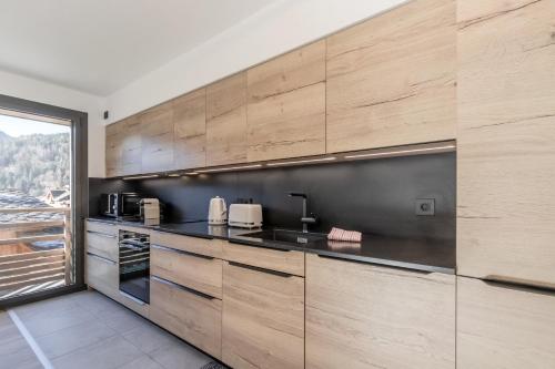 Photo de la galerie de l'établissement Les Cosmiques - Grande terrasse - Vue Mont Blanc, aux Houches