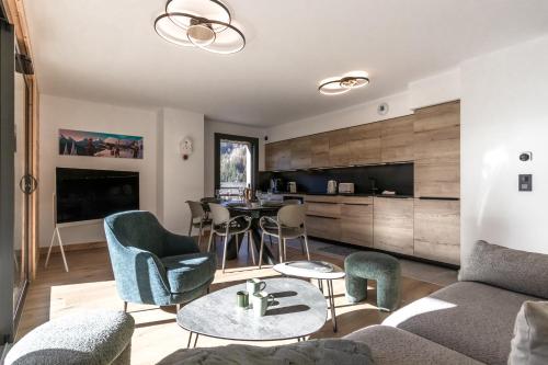 Photo de la galerie de l'établissement Les Cosmiques - Grande terrasse - Vue Mont Blanc, aux Houches