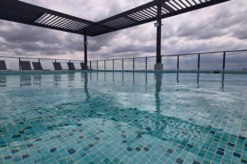 a large swimming pool with blue water at Modernidad, Comodidad y Acogedor in Guadalajara