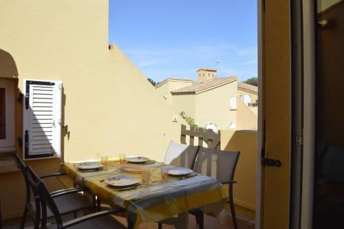une table et des chaises sur le balcon d'un bâtiment dans l'établissement 3 pièces cabine CAP D'AGDE CT190-319, au Cap d'Agde