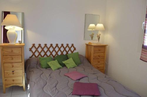 - une chambre dotée d'un lit avec des oreillers verts et roses dans l'établissement 3 pièces cabine CAP D'AGDE CT190-319, au Cap d'Agde