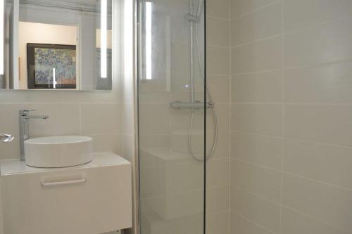 une salle de bain avec douche et lavabo dans l'établissement 3 pièces cabine CAP D'AGDE CT190-319, au Cap d'Agde