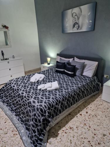 a bedroom with a bed with two towels on it at B&B da Giovy in Marsala
