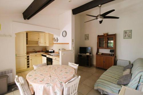 une cuisine et une salle à manger avec une table et une table ainsi qu'un plafond dans l'établissement Mazet Mireille climatisé pour 4 personnes avec tennis et piscine à La Londes-Les-Maures, à La Londe-les-Maures