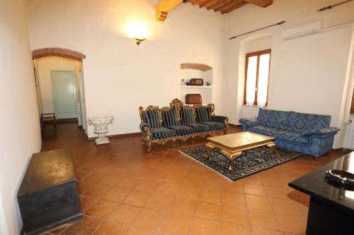 a living room with couches and a coffee table at RESIDENZA Aida Luxury in Pistoia