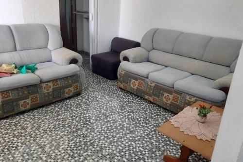 a living room with two couches and a couch at Casa com Piscina no Bairro do Cercado in Araçoiaba da Serra