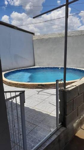 a swimming pool on the side of a building at Casa com Piscina no Bairro do Cercado in Araçoiaba da Serra