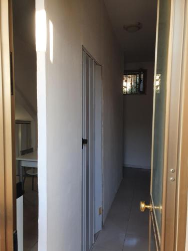 a hallway with a door leading into a room at Casa Casagiove in Caserta