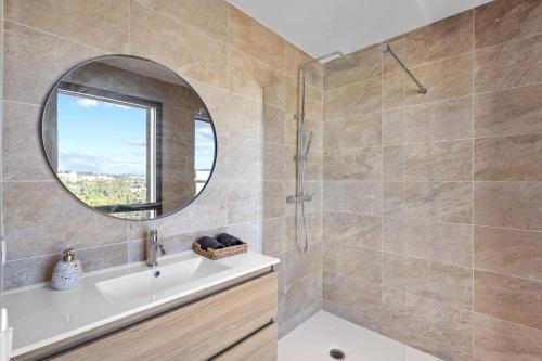 une salle de bain avec un lavabo et un miroir dans l'établissement Villa Capucine - Modern Villa, à Antibes