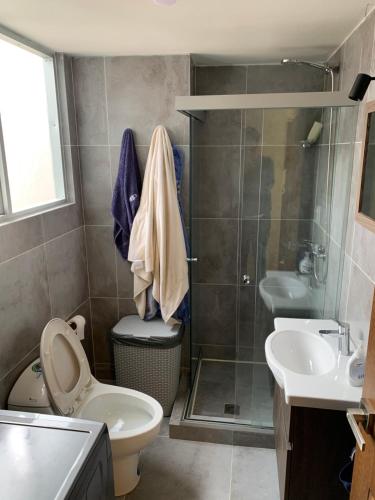 Ένα μπάνιο στο Cómodo y bien ubicado departamento en La Paz