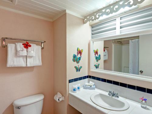 Bilik mandi di Butterfly Beach Hotel