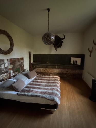 - une chambre avec un lit avec un chat sur le mur dans l'établissement Plaisir du jardin, à Lille