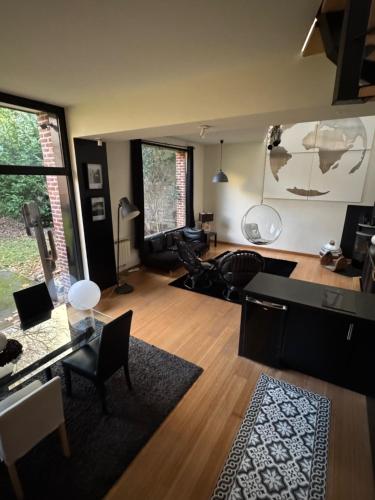 un salon avec un canapé et une table dans l'établissement Plaisir du jardin, à Lille