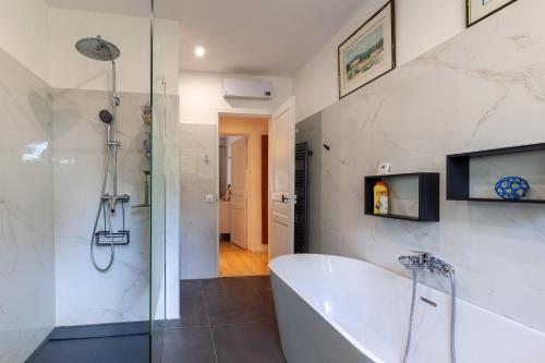 Koupelna v ubytování Bas de Villa Piscine 150m de la mer