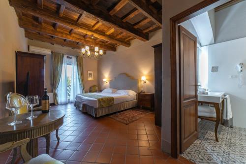 Postel nebo postele na pokoji v ubytování Palazzo Leopoldo Dimora Storica & Spa