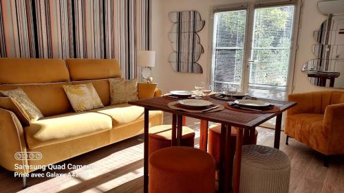 Photo de la galerie de l'établissement Rez-de-chaussée privatif spacieux 3* d'une villa centre ville, à Hyères