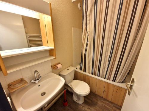une petite salle de bain avec toilettes et lavabo dans l'établissement Appartement 3 Pièces + Cabine 8/10 Pers. - Cœur de Station, Proche Pistes et Commerces, 55m² - FR-1-265-191, à Valfréjus