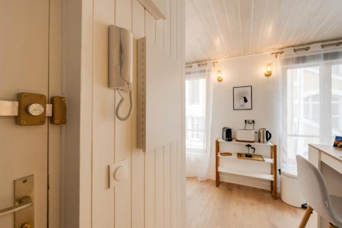 une chambre avec une porte et une cuisine avec une table dans l'établissement Studio Mont Blanc - pour 2 personnes, à Annecy