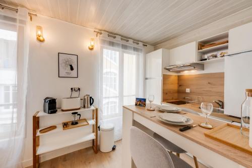 une cuisine avec un comptoir, une table et des chaises dans l'établissement Studio Mont Blanc - pour 2 personnes, à Annecy