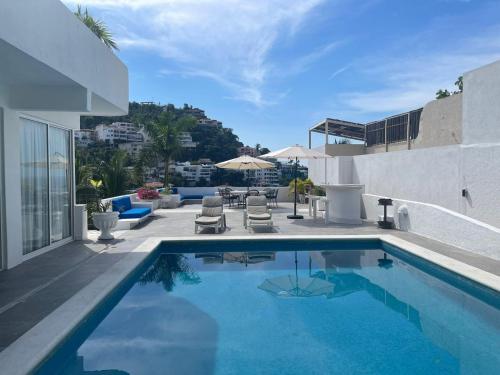 una piscina al costado de un edificio en Exclusiva y privada Villa en Marina Las Brisas, en Acapulco