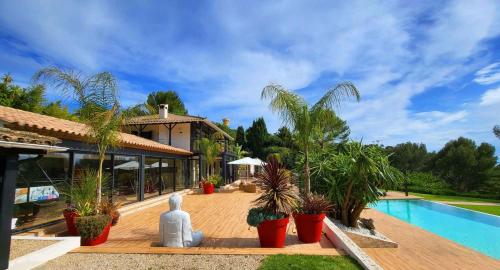 une villa avec piscine et une maison dans l'établissement Villa Caribbean, à Cannes