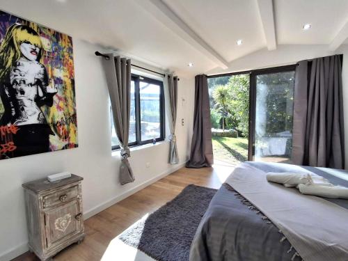 une chambre avec un lit et un tableau au mur dans l'établissement Villa Caribbean, à Cannes