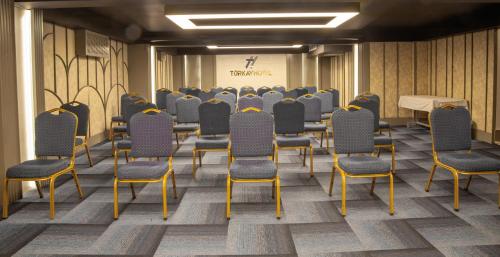 Χώρος καθιστικού στο Türkay Hotel