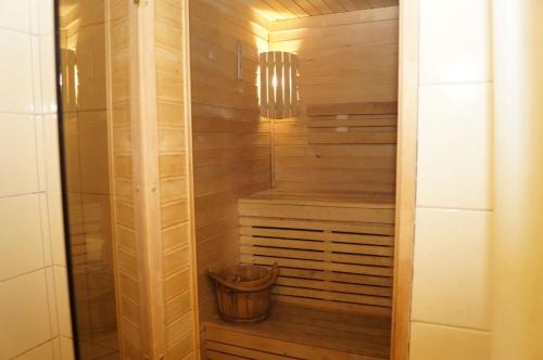 a sauna with a trash can in a wooden room at Норіс in Migovo