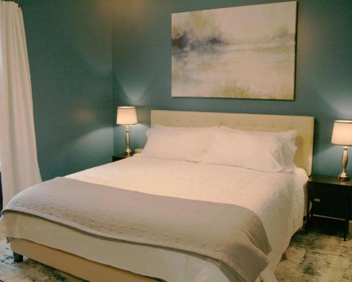 Una cama o camas en una habitación de Upscale luxury home just a few blocks from beach