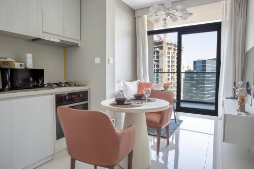 a kitchen with a white table and chairs and a window at Dubai Burj KHALIFA VIEW SMART HOME ZADA TOWER in Dubai