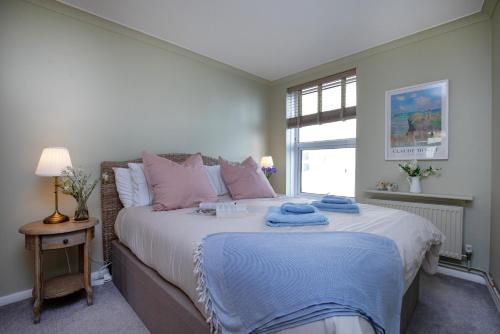 Un dormitorio con una cama grande con toallas. en Seaside Haven, en Sidmouth
