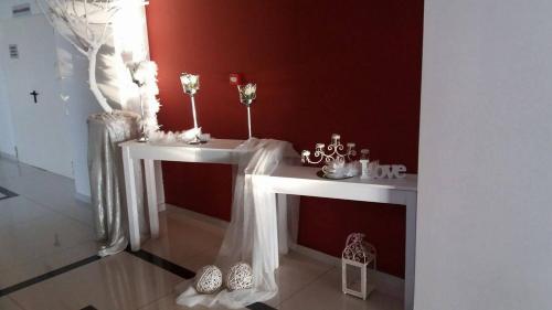 uma casa de banho com duas mesas brancas com vasos em Acropol Hotel em Serres