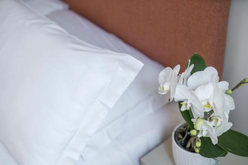 a vase with white flowers sitting on a table at Ca' La Stampa in Venice