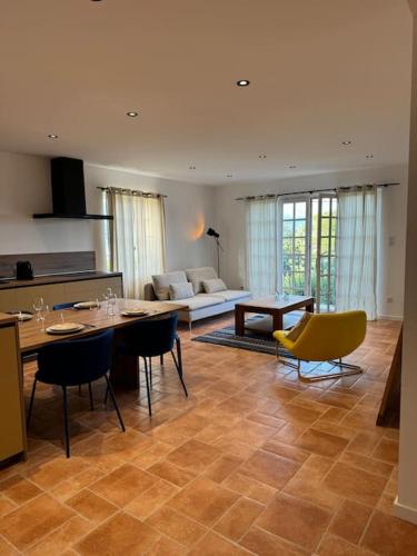 une cuisine et un salon avec une table et des chaises dans l'établissement Appartement Centre Ville, à Porto-Vecchio