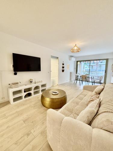 un salon avec un canapé et une table dans l'établissement Résidence Neptunia, à Juan-les-Pins