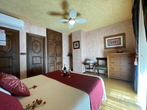 Postel nebo postele na pokoji v ubytování La Posada del Hidalgo de Alarcón