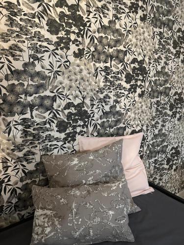 - une chambre avec un mur floral noir et blanc dans l'établissement Petite maison sur ferme 5min de la plage idéal professionnel, à Trémel