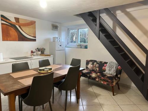 a kitchen and dining room with a table and chairs at Petite maison sur ferme 5min de la plage idéal professionnel in Trémel