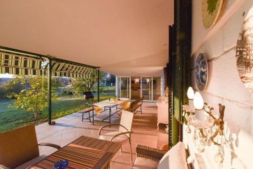 an indoor patio with a table and chairs and a wall at Vila Valentina in Irig