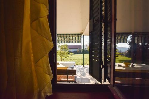 a room with a window with a view of a yard at Vila Valentina in Irig