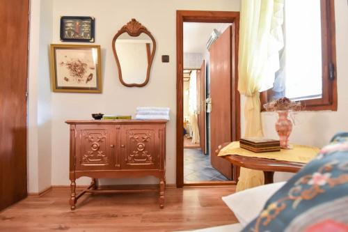 a room with a wooden dresser and a mirror at Vila Valentina in Irig