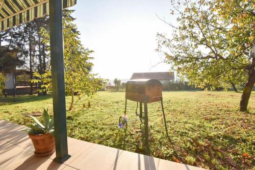 a barbecue grill sitting on a stand in a yard at Vila Valentina in Irig