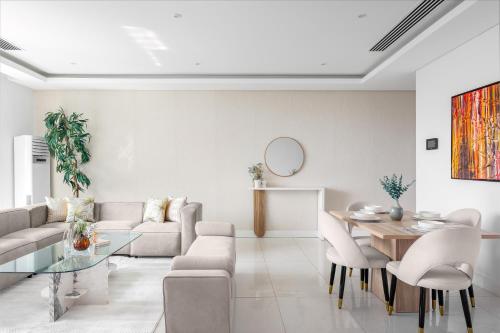 una sala de estar con un sofá y una mesa en Carrara, en Lagos
