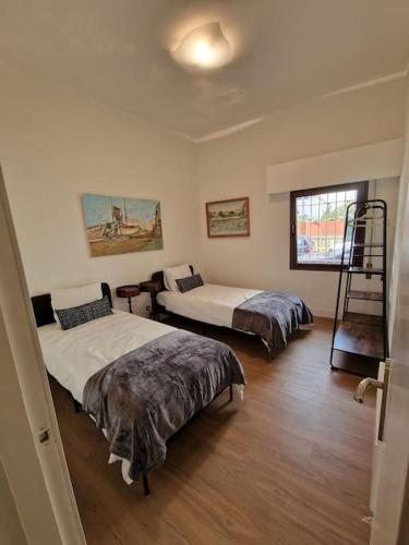 - une chambre avec 2 lits et une échelle dans l'établissement Apartamento en Arrigunaga, à Getxo