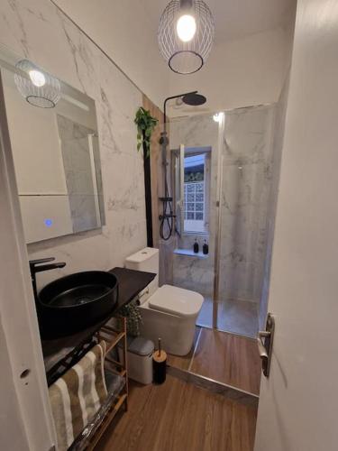 une salle de bain avec douche, lavabo et toilettes dans l'établissement Apartamento en Arrigunaga, à Getxo