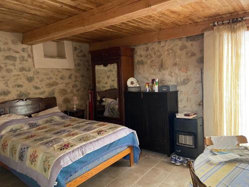une chambre avec un lit et un miroir dans l'établissement Maison en pierres rénovée MONS 83, à Mons