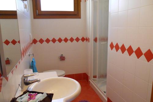 un baño con lavabo e inodoro en Villaggio Tulipano, en Bibione