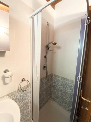 a bathroom with a shower with a sink and a toilet at Isca Dreams T6 in Isca sullo Ionio