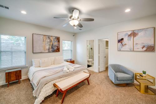 ダラスにあるHike and Explore Home 10 Mi to Dtwn Dallas!のベッドと天井扇風機のある寝室